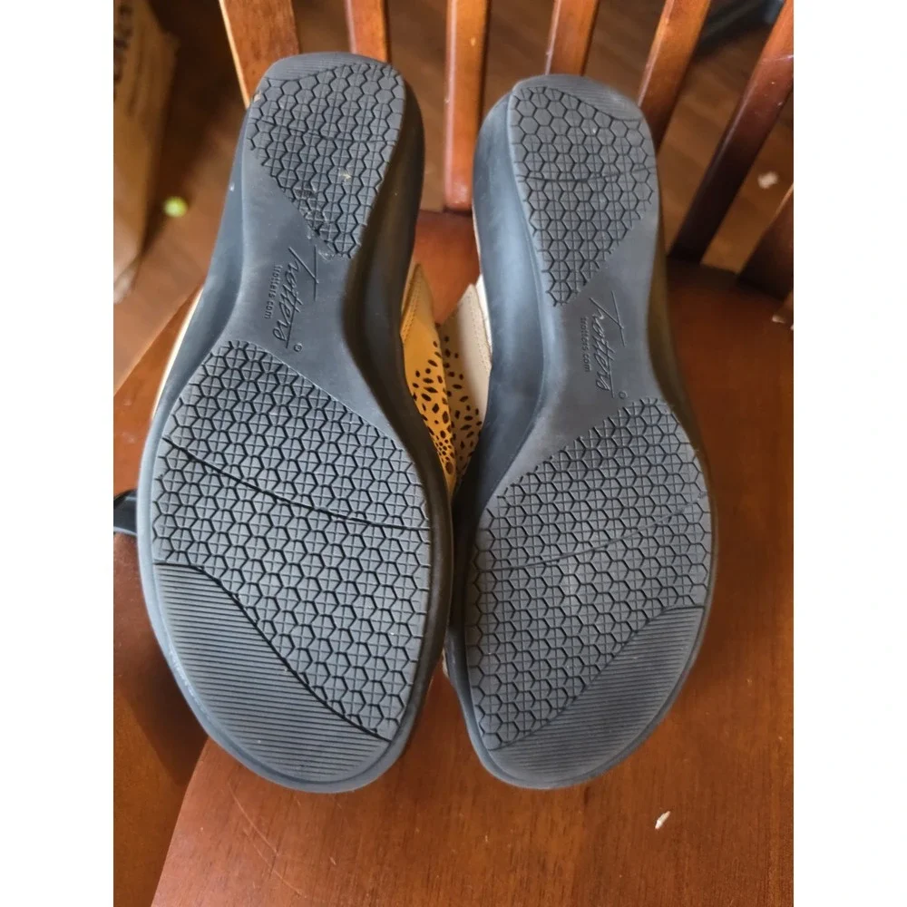 Trotters sandals size 9.5 wide